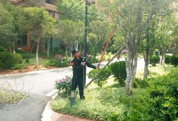 寶山小區(qū)安全檢查中的保安